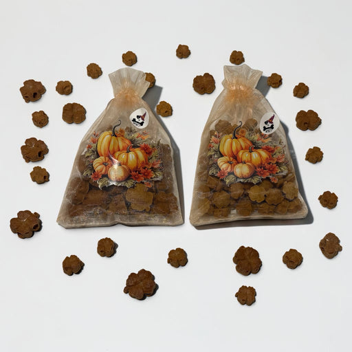 1 Lachsfarbenes Kürbisorganzasäckchen gefüllt mit 50 Gramm Leckerlies Sorte „Pumpgin Crunch“